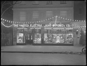 1915年11月29日至12月4日，纽约市为“电气繁荣周”装饰的United Electric Light und Power Company店面