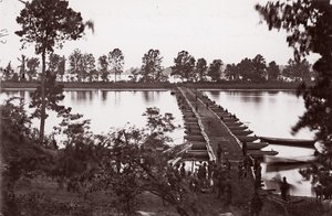 横跨詹姆斯河的浮桥，约1864年。  