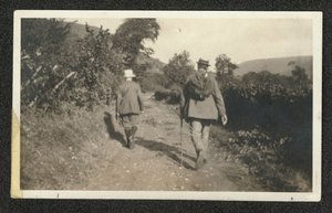1921 年 9 月，拉尔夫-沃恩-威廉斯和古斯塔夫-霍尔斯特在马尔文山散步（黑白照片） 作者 威廉·吉利斯·惠特克
