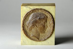 阿加莎·桑尼克罗夫特的奖章肖像，约 1900 年（蜡） 作者 威廉·哈莫·桑尼克罗夫特