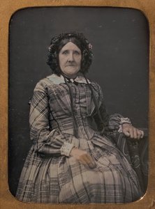 坐着的老年妇女穿着格子裙和戴着帽子，1854-60。 作者 威廉·哈迪·肯特