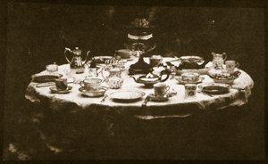 一张优雅的桌子，c.1841（来自calotype negative的盐纸打印） 作者 威廉·亨利·福克斯·塔尔伯特