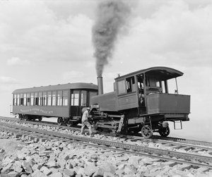 派克峰顶上的齿轮火车，马尼托和派克峰铁路，约1901年（黑白照片）。