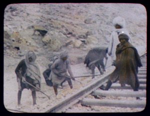 印度工人建造铁路线，1880年（手工彩色照片） 作者 威廉·亨利·杰克逊