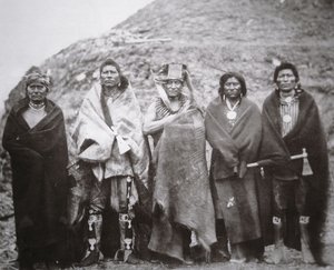 波尼族人在部落土屋前，约1869年（黑白照片）。