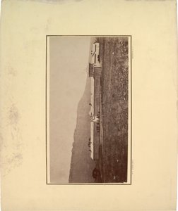 与几名男子的寨子的视图聚集在入口大门，1871年（棕褐色照片） 作者 威廉·希克斯·杰克逊