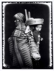 Navaho女人背着一个papoose，c.1914（bw照片）
