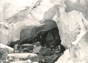 落基山脉：加拿大大唐纳德爵士的大冰川的冰洞，1895年。