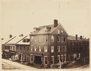 弗吉尼亚州亚历山大的马歇尔故居，1862 年 8 月（裱在织纹纸上的蛋白相纸印刷品） 作者 威廉·雷迪什·派威尔