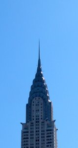 克莱斯勒大厦是纽约市的一座装饰艺术风格的摩天大楼，位于曼哈顿东侧。 作者 威廉·范艾伦