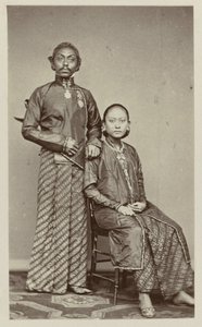 苏腊卡尔塔苏苏胡南（Susuhunan）的帕库-布瓦诺九世（Paku Boewono IX）和他的妻子拉托（Ratoe）在一起