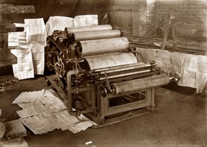 印刷机：用于报纸印刷的旋转式印刷机，约1900年（黑白照片）。 作者 . .