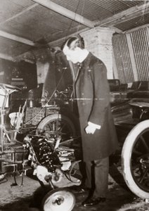 C-S-罗尔斯在他的车库里看着一辆汽车的发动机，约1900年 作者 费迪南德·乔治·沃尔德米勒