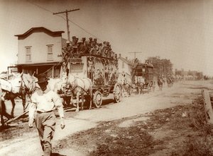 马戏团进城，约1905年(照片) 作者 . .