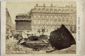巴黎公社（1871年）：巴黎旺多姆广场上的废墟。摄影 1871年。Dim.16,5x10,8 cm 作者 弗雷德里克（致）巴纳德
