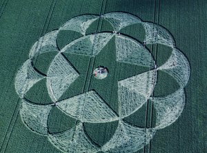 1998年6月20日，威尔特郡阿韦伯里-特鲁斯洛，大麦田里的麦田怪圈（航拍）。 作者 费迪南德·乔治·沃尔德米勒