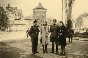 第二次世界大战（1939-1945）：两名德国士兵与他们的伴侣或妻子在法国图尔市合影。