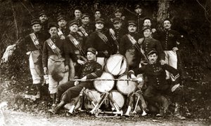 14-18年第一次世界大战期间法国第122步兵团的狂欢（黑白照片）。 作者 . .