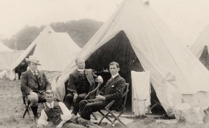 男子在帐篷外休息 约1908年（照片） 作者 . .