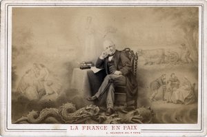 巴黎公社："和平中的法国"，路易-阿道夫-梯也尔（1797-1877）坐在可能是公社标志的龙身上的肖像。 作者 弗雷德里克（致）巴纳德