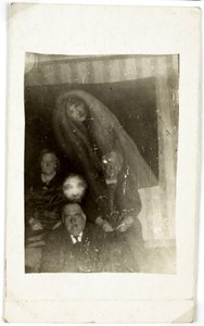 超自然现象：三位老人的肖像，一个女人的灵魂出现在他们身后，约1920年 摄影：威廉-霍普（1863-1933年 作者 弗雷德里克（致）巴纳德