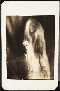 超自然现象：男人的肖像和他妻子的灵魂出现在他身后，大约在1920年 摄影：威廉-霍普(1863-1933) 作者 弗雷德里克（致）巴纳德