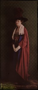 穿着仪式长袍的妇女肖像，约1912年 作者 弗雷德里克（致）巴纳德