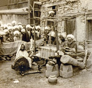 纺纱和编织羊毛披肩，印度克什米尔斯利那加，约1901年（照片 作者 弗雷德里克（致）巴纳德