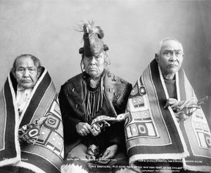 三兄弟，奇尔卡特部落Kak-Von-Tons的老族长，约1907年（黑白照片）。 作者 . .