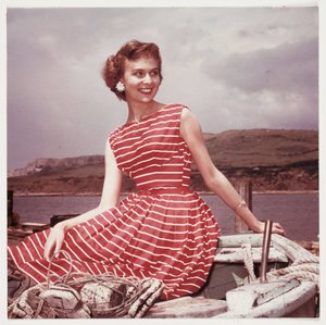穿着夏装的女人，约1950年代 作者 弗雷德里克（致）巴纳德
