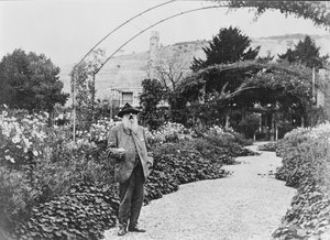 克劳德·莫奈（Claude Monet，1840-1926），1925年在吉维尼（Giverny）的花园里