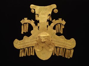 Yotoco时代，头饰饰有冠状鳄鱼头饰的头饰，约100-700年（金色） 作者 文化Calima