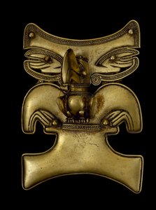 萨满祭司的坠饰，转化为巨嘴鸟，公元500年至1550年（金） 作者 文化泰罗纳