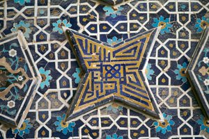 伊朗伊斯法罕（Esfahan）Jameh清真寺（星期五清真寺）的多色瓷砖装饰（2012年联合国教科文组织世界遗产名录）。 作者 或 Magno Cesare Magni
