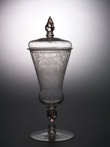 带盖的酒杯，约1715年（玻璃） 作者 放荡不羁的学校