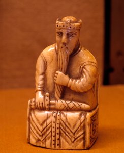 海象象牙国王棋子。 来自挪威。 太阳。 0.087x0.033 米。 12世纪。 巴黎卢浮宫博物馆