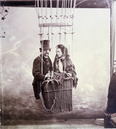 摄影师兼浮空器飞行员 Felix Tournachon dit Nadar（1820-1910 年）和他的妻子在气球篮中摆姿势的照片 作者 纳达尔