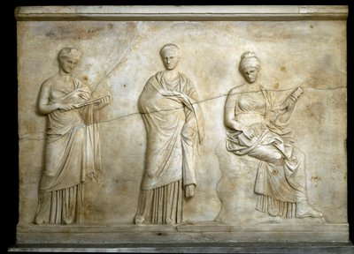 Greek art: representation of three Muses. Low relief carved in marble by Cephisodote the young and Timarchos (both sons of Praxitele), 330-320 BC, Greek antiquite. National Museum of Archeology, Athenes (Greece) 作者 （后）头蛇