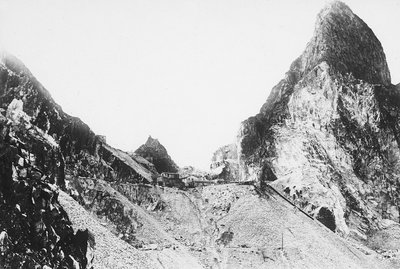 托斯卡纳阿普安阿尔卑斯山的大理石采石场（黑白照片）。 作者 A.科西尼