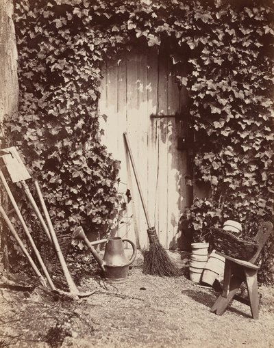 Porte de ferme de Marlotte（带花园工具的门洞），约 1860 年（照片）。1860 年（照片） 作者 亚伯·布里奎特