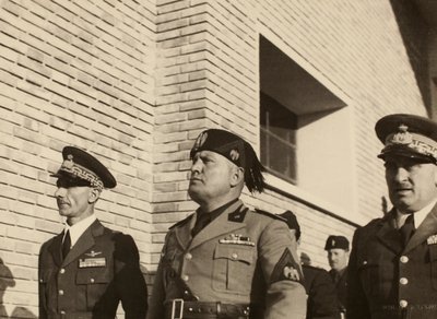 博洛尼亚皇家机场“Fausto Pesci”大楼落成典礼，由 Mauro Toschi fu Ulisse 公司建造，贝尼托·墨索里尼公爵出席，1936 年 10 月 24 日（黑白照片） 作者 阿基里·维拉尼（Achille Villani）
