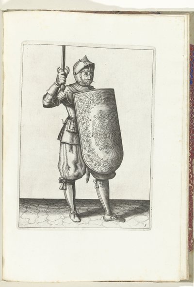 使用短剑和长剑的练习：士兵将拔出的长剑举过脸部（第 5 号），1618 年
De Nassausche Wapen-Handelinge, van Schilt, Spies, Rappier ende Targe : beyde figuerlick afgebebeelt, ende gestelt na de neuwe ordening [of] (第 5 号)，1618 年。 作者 亚当·范·布雷恩