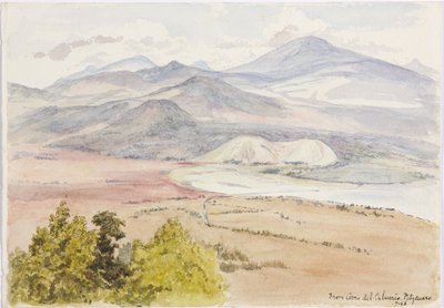 从 Cerro del Calvario 看，纸的一侧是 Patzcuaxo，另一侧是古代堡垒和石丘的景色，Iguatcho 从 Cerro del Calvario，Patzcuaro，米却肯州，墨西哥（水彩） 作者 阿黛拉·布雷顿（Adela Breton）