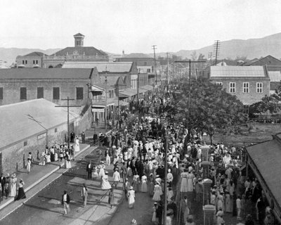 牙买加北部金斯敦（Kingston）朝北的国王街（King Street），建于1905年。 作者 阿道夫·杜珀利和儿子