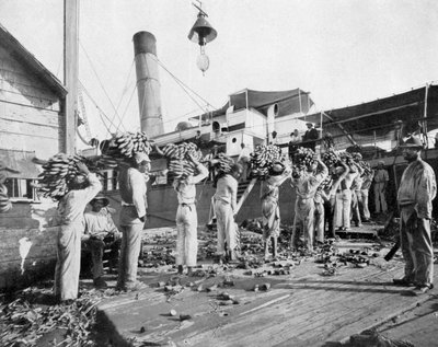 装香蕉，牙买加安东尼奥港，约1905年。 作者 阿道夫·杜珀利和儿子