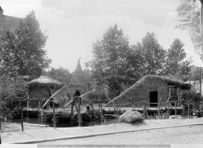 1889年巴黎世界博览会的湖畔村庄，建筑师查尔斯·卡尼尔（1825-98）（bw照片） 作者 阿道夫·吉拉顿（Adolphe Giraudon）