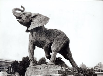 年轻的大象陷入陷阱（1878年）由埃马纽埃尔·弗雷米特（1824-1910）在特罗卡德罗宫前为巴黎世界博览会（1878年）建造，1888年 作者 阿道夫·吉拉顿（Adolphe Giraudon）