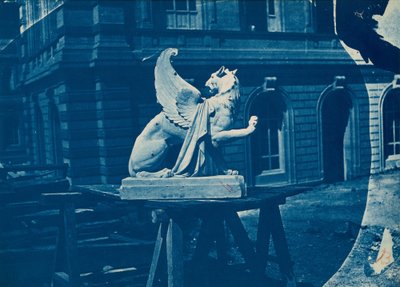 马赛建筑工地上的格里芬雕塑 作者 阿道夫·特里斯（Adolphe Terris）