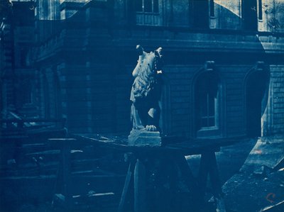 马赛建筑工地上的格里芬雕塑 作者 阿道夫·特里斯（Adolphe Terris）