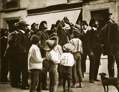 1910年4月，墨西哥城的街头人群观察哈雷彗星 作者 奥古斯丁·维克多·卡萨索拉